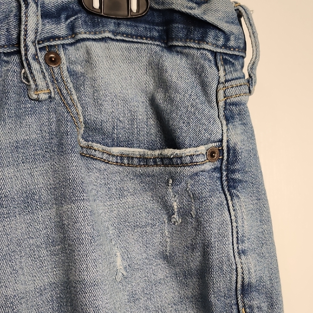Old Navy Men's Light Blue Relaxed Jeans - Picture 9 of 15